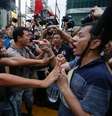 Manifestantes pró-democracia entram em confronto com manifestantes contrários ao movimento no centro de Hong Kong. 3/10/2014.  Foto: Bobby Yip / Reuters