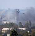 <p>Torre de controle do aeroporto internacional Sergey Prokofiev, em Donetsk, sob fumaça durante combate de forças do governo e rebeldes</p>  Foto: Shamil Zhumatov / Reuters