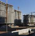 <p>Prédios de apartamentos em construção no Rio de Janeiro, cidade que tem o metro quadrado mais caro (R$ 10.830) entre as que compõem o índice</p>  Foto: Ricardo Moraes / Reuters