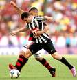 <p>Lateral chileno terminou ano no banco do Santos</p>  Foto: Matthew Stockman / Getty Images 