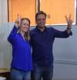 <p>Após votar, candidato posa ao lado da esposa, Letícia Weber</p>  Foto: Twitter / Reprodução
