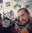 Rafael Cardoso toca violão para filha  Foto: Instagram / Reprodução