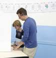 Luciano Huck votou no Rio de Janeiro neste domingo (5) e acabou desrespeitando a lei ao deixar seu filho votar na urna eletrônica  Foto: Felipe Assumpção / AgNews