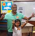 Candidato ao Senado pelo Rio, Romário votou ao lado da filha Ivy  Foto: Facebook / Divulgação