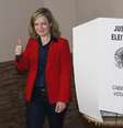 <p>Gleisi Hoffmann vota em Curitiba, em 5 de outubro</p>  Foto: Wilson Pedrosa / Fotos Públicas