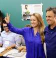 Letícia ao lado do marido durante a votação neste domingo  Foto: Marcos Fernandes / Divulgação
