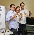 Camilo Santana (D), candidato pelo PT ao governo do Ceará, acompanhou o voto de sua vice, Maria Izolda  Foto: Ascom do candidato / Divulgação