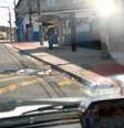 <p>A faixa pintada é interrompida no trecho do ponto de ônibus</p>  Foto: José Ricardo Viana / vc repórter