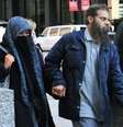 <p>Os pais do jovem acusado s&atilde;o vistos deixando a delegacia, em Chicago&nbsp;</p>  Foto: Al Podgorski / AP