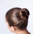 Se a intenção for deixar os fios bem lisos, aposte em anti-frizz e sérum     Foto: LuckyImages/Shutterstock