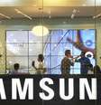 <p>Samsung enfrenta a concorr&ecirc;ncia direta da Apple no mercado de smartphones, mas tamb&eacute;m &eacute; assediada Huawei e Lenovo</p>  Foto: Beawiharta / Reuters