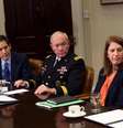 <p>Barack Obama se reúne com sua equipe de segurança para informações sobre os casos de ebola na África e os esforços de seu governo para conter o surto</p>  Foto: Kevin Lamarque / Reuters