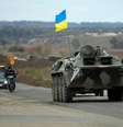 Veículo blindado do Exército ucraniano trafega em estrada perto da cidade de Slaviansk, na Ucrânia. 5/10/2014.  Foto: David Mdzinarishvili / Reuters