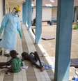 <p>Um agente&nbsp;de sa&uacute;de vestido&nbsp;com equipamentos de prote&ccedil;&atilde;o examina&nbsp;crian&ccedil;as v&iacute;timas do&nbsp;ebola em um centro de&nbsp;Makeni, em&nbsp;Serra Leoa, em 4 de outubro</p>  Foto: Tanya Bindra / AP