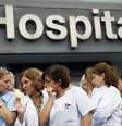 Funcionários do hospital onde a enfermeira infectada por ebola está internada atendem a protestos na porta do local  Foto: Andrea Comas / Reuters