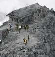<p>Equipes de resgate do&nbsp;Jap&atilde;o realizam opera&ccedil;&otilde;es de busca no Santu&aacute;rio&nbsp;Ontake, coberto de cinzas,&nbsp;perto do cume do vulc&atilde;o,&nbsp;em 4 de outubro&nbsp;</p>  Foto: Kyodo News / AP