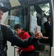 <p>Neymar cumprimenta fãs ao chegar no hotel</p>  Foto: Heuler Andrey/ Mowa Press