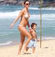 <p>Atriz aproveitou o dia de sol com filho</p>  Foto: JC Pereira / AgNews