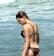 <p>Atriz aproveitou o dia de sol para dar um mergulho no Leblon</p>  Foto: J. Humberto / AgNews