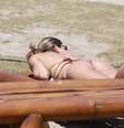 <p>Grazi Massafera aproveitou a praia nesta quarta-feira (08)</p>  Foto: Dilson Silva / AgNews