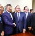 <p>Pastor Everaldo (centro dir.)&nbsp;anuncia apoio a A&eacute;cio Neves (centro esq)</p>  Foto: PSDB / Divulgação
