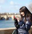 <p>Aplicativos para tablets e smartphones podem tornar sua viagem mais simples e divertida</p>  Foto: iStock