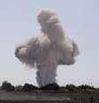 Bombardeios realizados pela coalizão na fronteira entre Turquia e Síria levantaram colunas de fumaças  Foto: Lefteris Pitarakis / AP