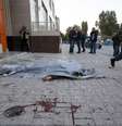 <p>Um policial caminha próximo ao corpo de uma vítima, morta em um bombardeio em Donetsk, na Ucrânia, em 8 de outubro</p>  Foto: Shamil Zhumatov / Reuters