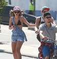 Bruna Marquezine anda de skate no Rio de Janeiro   Foto: AgNews