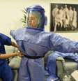 Funcionários de hospital na Alemanha vestem roupa especial para tratamento de pacientes isolados com ebola  Foto: Fabian Bimmer / Reuters