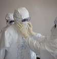 <p>Proteção contra o ebola na entrada do Hospital Carlos 3o, em Madri</p>  Foto: Andrea Comas / Reuters