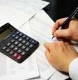 A escolha do regime tributário é fundamental para o sucesso de um negócio. Por isso, o empreendedor não pode fugir da calculadora  Foto: Tatiana Mihaliova / Shutterstock