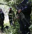 <p>Policiais montam guarda em uma &aacute;rea perto das fossas clandestinas em Pueblo Viejo, na periferia de Iguala, no estado mexicano de Guerrero, em 9 de outubro</p>  Foto: Henry Romero / Reuters