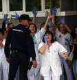 <p>Funcion&aacute;rios da sa&uacute;de protestam contra premi&ecirc; espanhol, Mariano Rajoy, devido ao Ebola nesta sexta-feira</p>  Foto: Susana Vera / Reuters