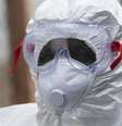 <p>Agente de sa&uacute;de com equipamento de prote&ccedil;&atilde;o em cl&iacute;nica da &Aacute;frica Ocidental,&nbsp;onde s&atilde;o tratados pacientes com ebola</p>  Foto: Christopher Black / Reuters