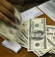 <p>D&oacute;lar avan&ccedil;ou 0,28%, a R$ 2,46&nbsp;na venda</p>  Foto: Beawiharta / Reuters