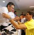 <p>Aécio Neves recebeu o apoio dos filhos de Eduardo Campos. Na foto, João Campos, filho mais velho do político pernambucano cumprimenta o tucano </p>  Foto: Orlando Brito/Coligação Muda Brasil / Divulgação