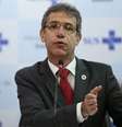 O ministro da Saúde, Arthur Chioro, classificou como "inaceitável que alguns brasileiros aproveitem esse momento para colocar sua raiva, seu ódio e suas manifestações racistas para fora"  Foto: Reuters