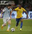 Elias aperta a marcação em Messi  Foto: Ng Han Guan / AP
