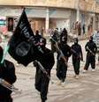 combatientes del grupo Estado Islámico desfilan en Raqqa, Siria.   Foto: AP