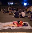 Manifestante dorme em área de Admiralty, onde acontece a maior parte dos protestos em Hong Kong  Foto: Ed Jones / AFP