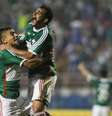 <p>Lateral Jo&atilde;o Pedro recebe o abra&ccedil;o do artilheiro Henrique ao marcar o gol da virada palmeirense no Pacaembu: 2 a 1 contra o Gr&ecirc;mio.</p>  Foto: Daniel Vorley/Agif / Gazeta Press