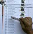 <p>Apesar de o voto ser facultativo para os bolivianos que vivem no exterior e os termômetros marcarem mais de 30 graus por volta de 10h, muita gente fez questão comparecer às urnas</p>  Foto: David Mercado / Reuters