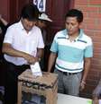 <p>O atual presidente, Evo Morales, tenta chegar a seu terceiro mandato consecutivo e, de acordo com as pesquisas divulgadas, tem quase 60% das intenções de voto. Na foto, ele realiza o seu voto.</p>  Foto: David Mercado / Reuters