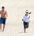 Cléo Pires e Rômulo Neto caminham na praia  Foto: AgNews