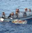 <p>Membros da tripulação da fragata brasileira "Constituição" recuperam em 7 de junho de 2009 destroços do voo 447 da Air France, que caiu no Oceano Atlântico em 1º de junho </p>  Foto: AFP