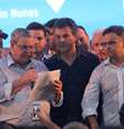 O presidente da Faep, Ágide Meneguette, lê manifesto de apoio a Aécio, em Curitiba: "não queremos o futuro de Cuba ou da Venezuela"  Foto: Janaina Garcia / Terra