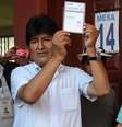 Evo Morales venceu as eleições e vai exercer seu terceiro mandato   Foto: AIZAR RALDES / AFP