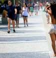 <p>Banhista anda pelo calçadão de Ipanema, que ficou movimentado nesta segunda-feira</p>  Foto: Ellan Lustosa / Futura Press