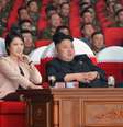 Kim Jong-un, em imagem de arquivo, assiste a uma peça com a mulher; ele está "sumido" há mais de um mês  Foto: KCNA / Reuters